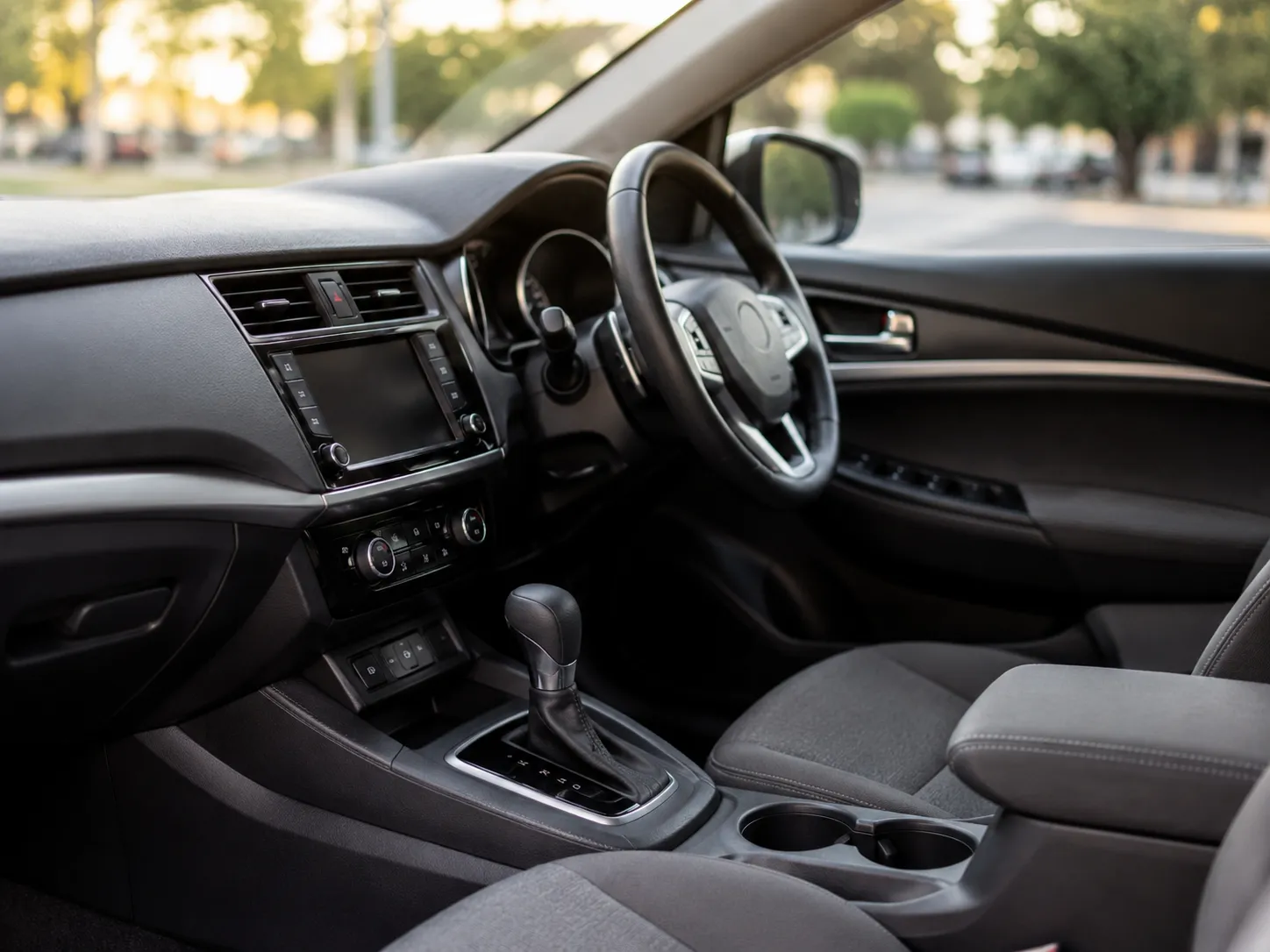 Automaat lesauto — interieur met stuur en versnellingspook